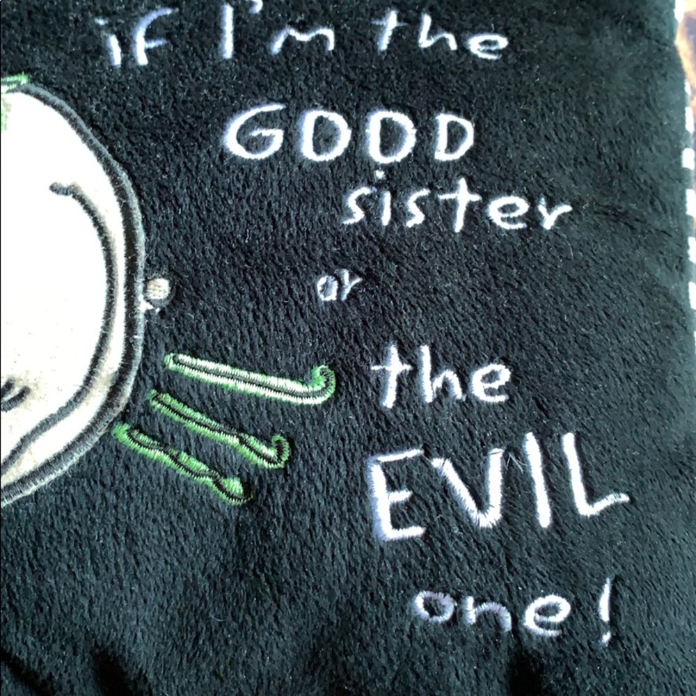 Decorative Toss Pillow “Good sister or evil one!” - Picture 5 of 5